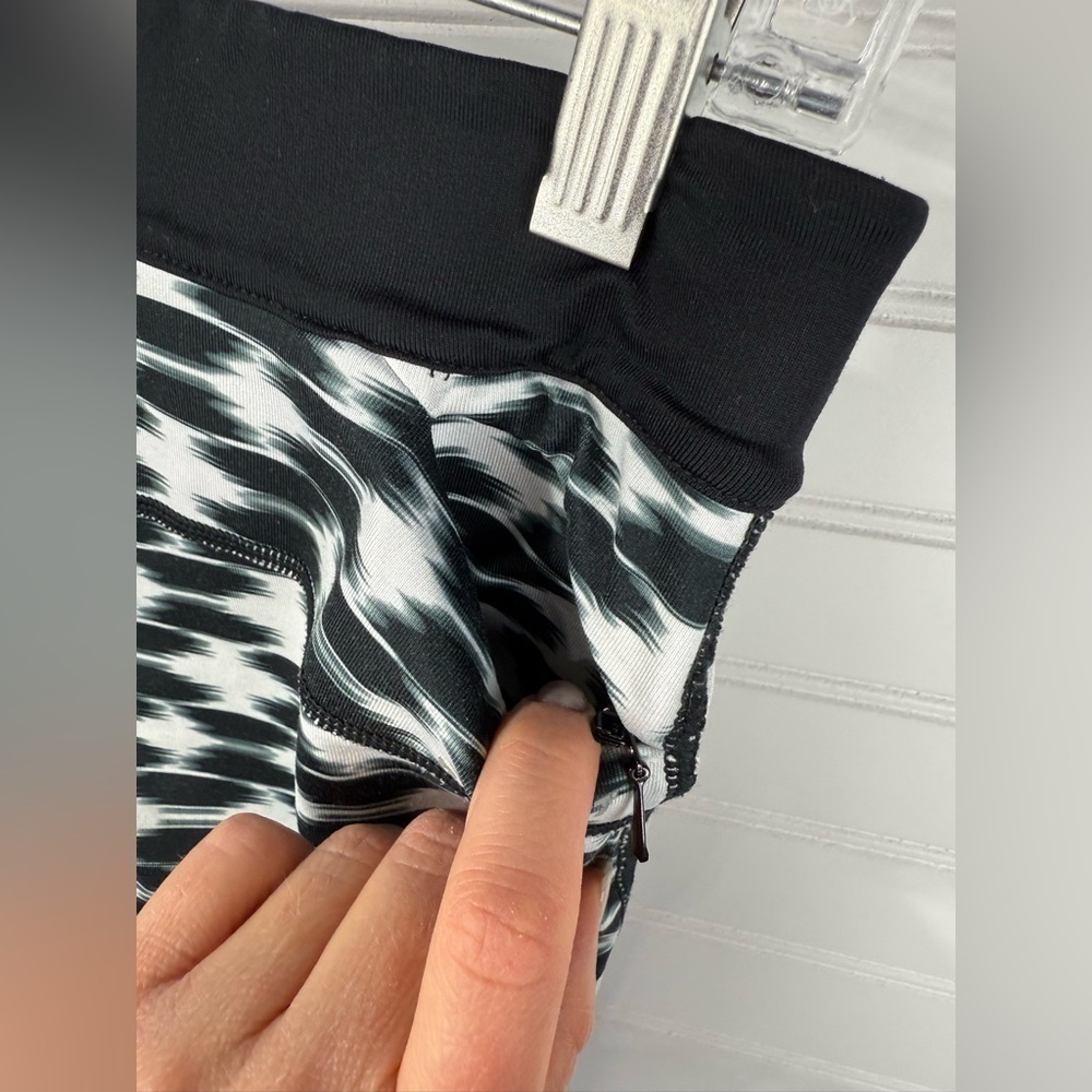 Nike women’s relay Dri-Fit black & white pattern athletic legging. Size small - Picture 5 of 10